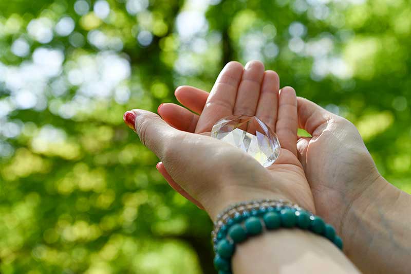 Kristall in der Hand